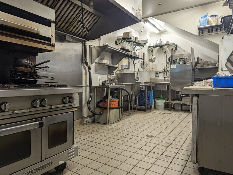 More Photos Of 705-707 S 5th St, Philadelphia Storefront For Lease