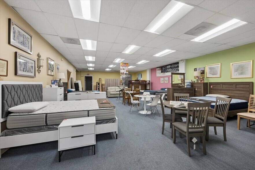 More Photos Of 7045 W North Ave, Oak Park Storefront For Sale