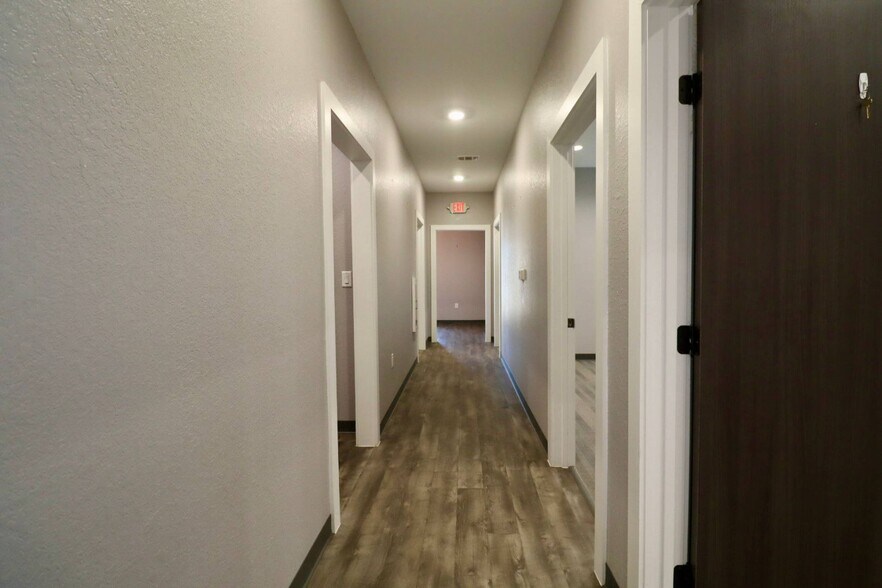 More Photos Of 800 Bonaventure Way, Sugar Land Office For Sale
