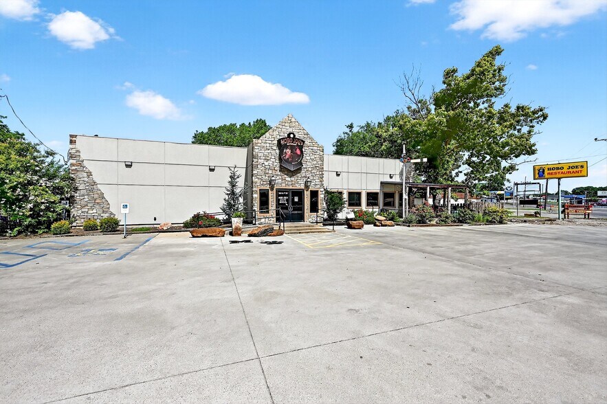 More Photos Of 301 N 1st St, Madill Restaurant For Sale