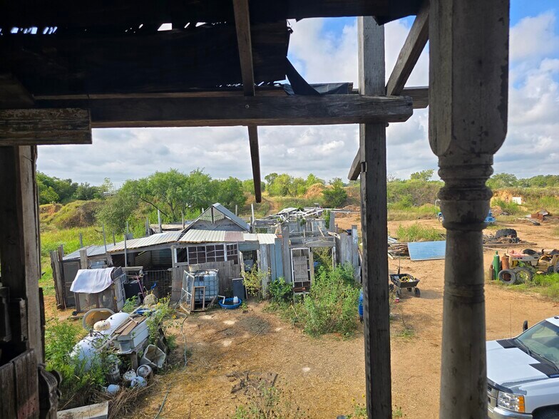 More Photos Of 111 Salvage Way, Luling Office For Sale