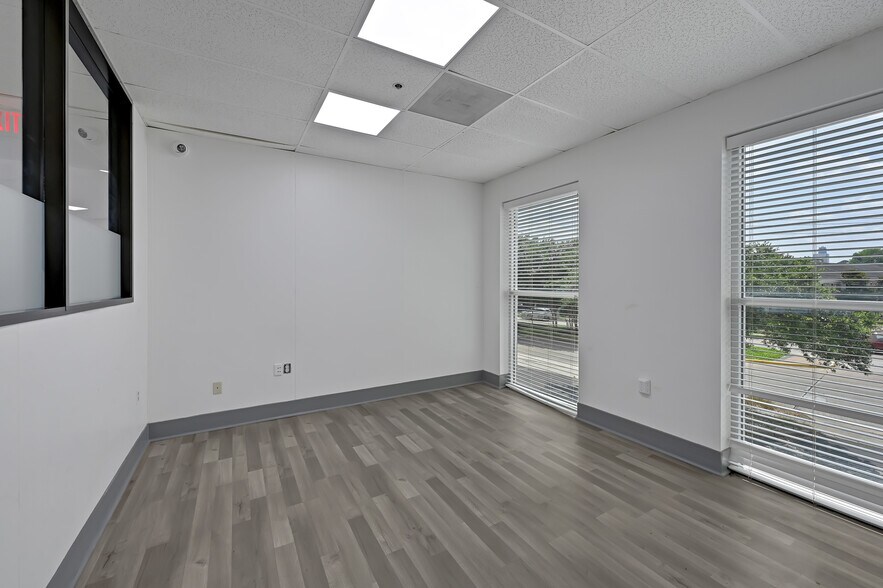 More Photos Of 1124 Blalock Rd, Houston Warehouse For Lease