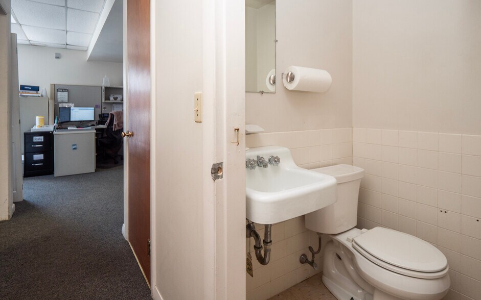 More Photos Of 1120 Aquidneck Ave, Middletown Office For Sale