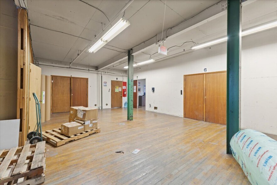 More Photos Of 181 S Whitfield St, Nazareth Office Residential For Sale