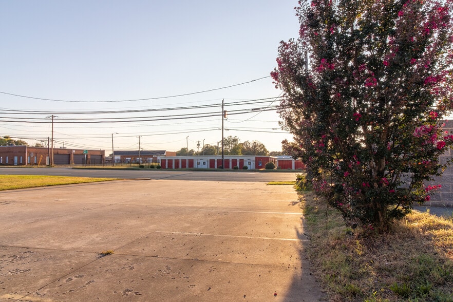 More Photos Of 2006 Maple Ave, Burlington Flex For Sale