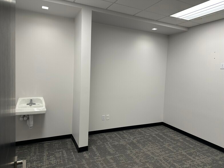 More Photos Of 1005 8th St SW, Altoona Storefront For Sale