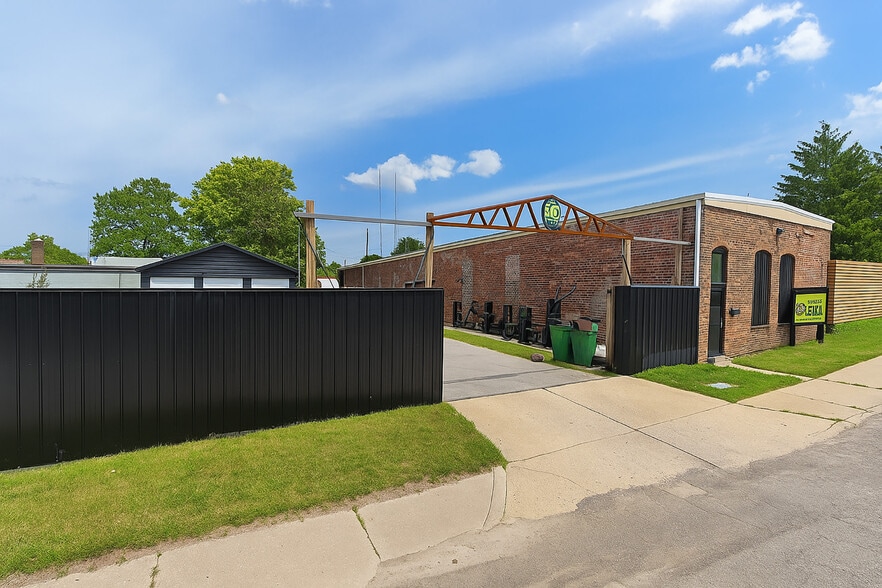 Primary Photo Of 1628 E Bates St, Indianapolis Warehouse For Sale
