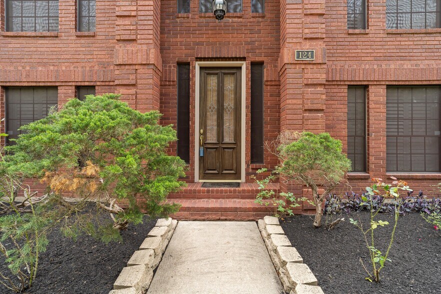 More Photos Of 124 Lake Point Dr, League City Specialty For Sale