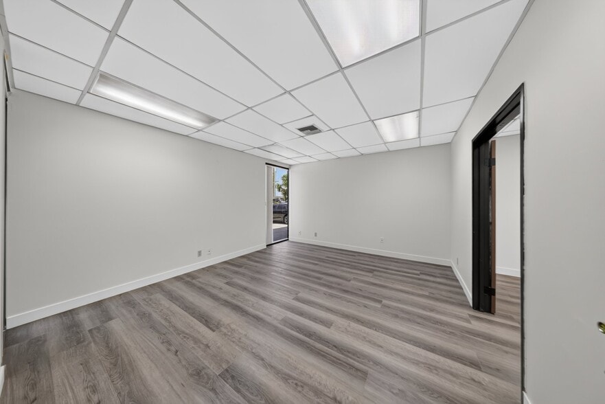 More Photos Of 21358 Nordhoff St, Chatsworth Light Distribution For Lease
