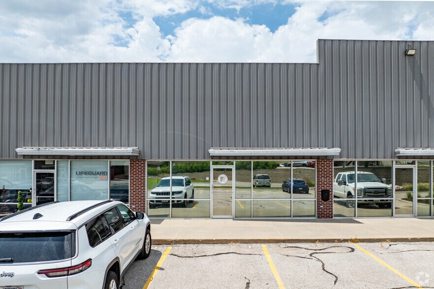 More Photos Of 14505 Grover St, Omaha Showroom For Lease