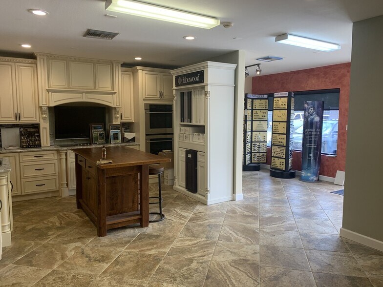 More Photos Of 1575 Cattlemen Rd, Sarasota Showroom For Lease