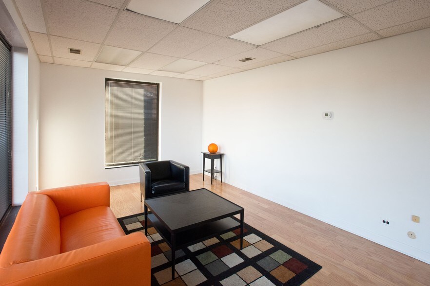 More Photos Of 641-683 Academy Dr, Northbrook Warehouse For Lease