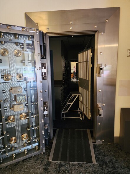 More Photos Of 139 N Main St, Jonesboro Bank For Sale