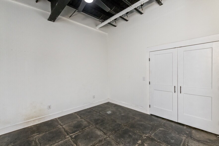 More Photos Of 46 Aston St, Asheville Light Manufacturing For Lease