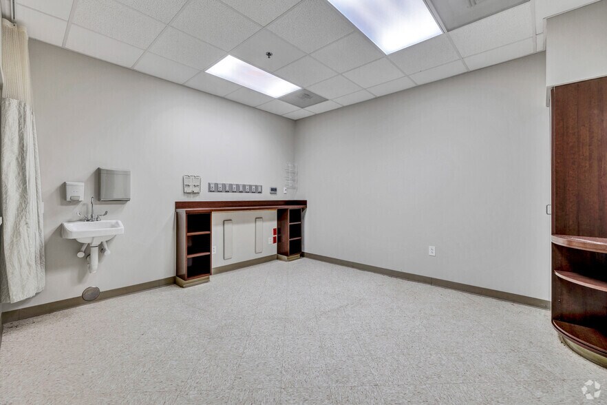 More Photos Of 200 Renaissance Way, Crockett Medical For Sale