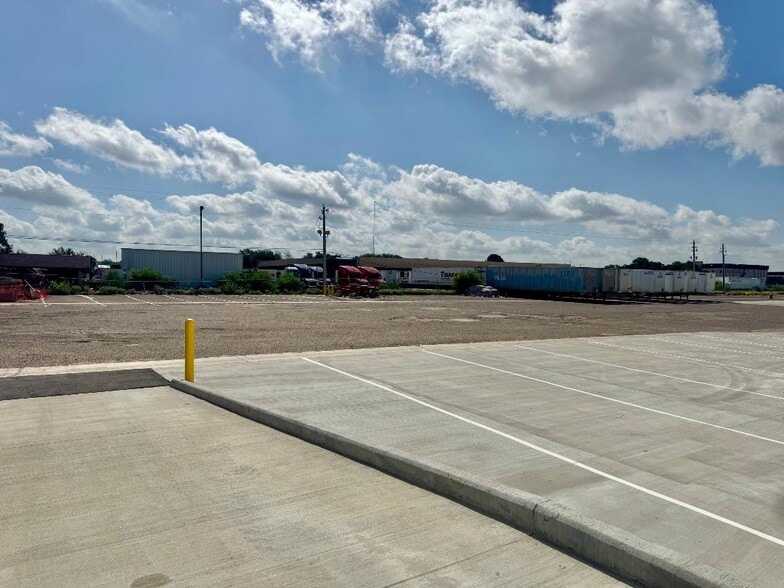 More Photos Of 13101 Spivey Dr, Laredo Industrial For Lease