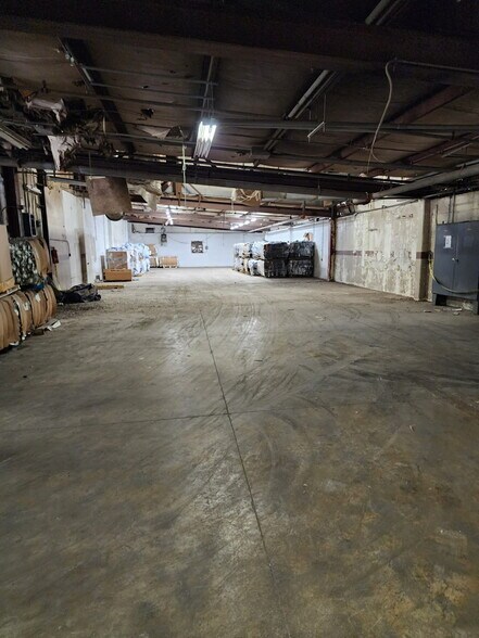 More Photos Of 712 Industrial Ln, Oneida Distribution For Sale