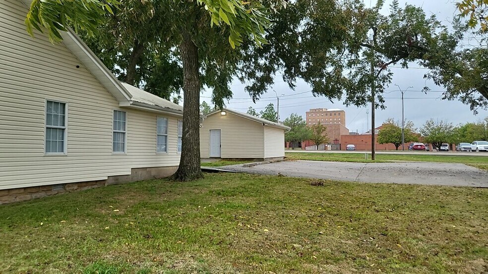 More Photos Of 214 N Oklahoma Ave, Shawnee Medical For Sale