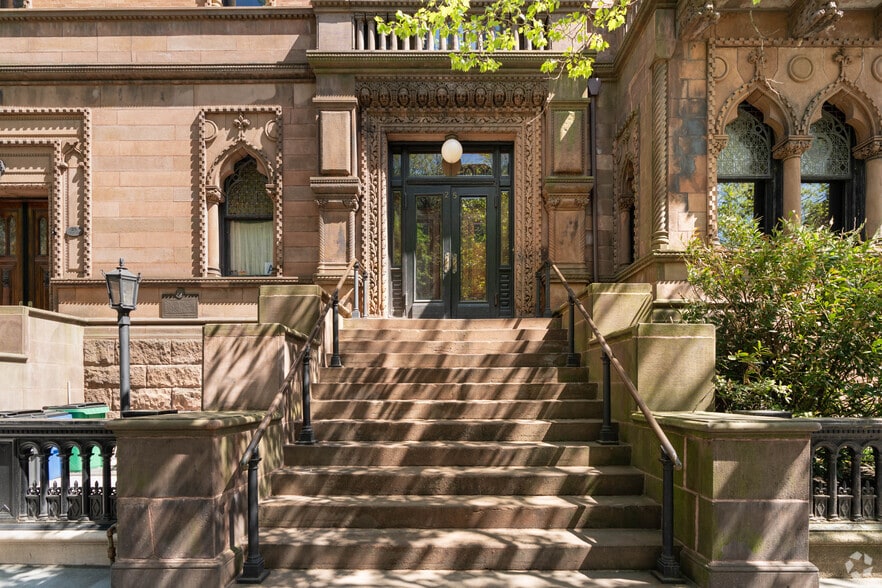 More Photos Of 25 8th Ave, Brooklyn Office For Sale