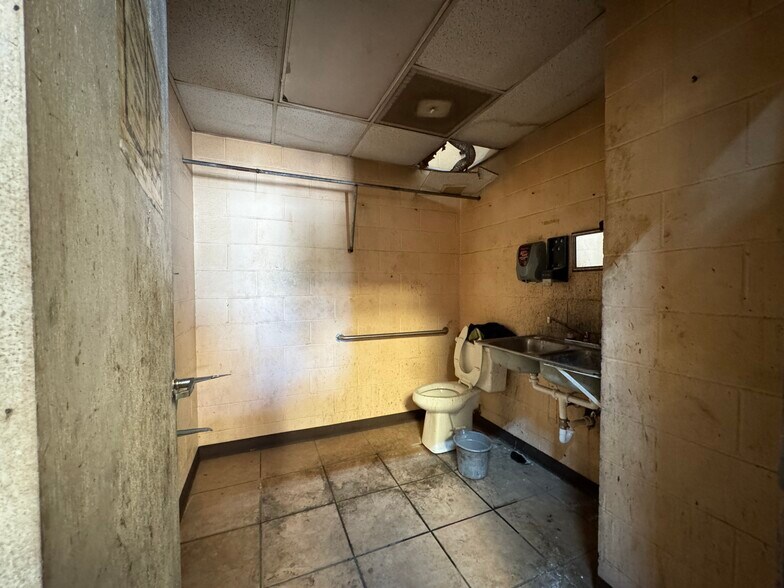 More Photos Of 4050 Lawrenceville Hwy NW, Lilburn Auto Repair For Sale