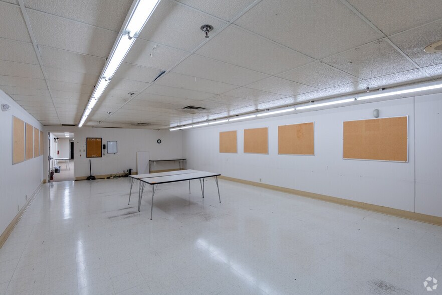 More Photos Of 699 S Green Bay Rd, Neenah Unknown For Lease