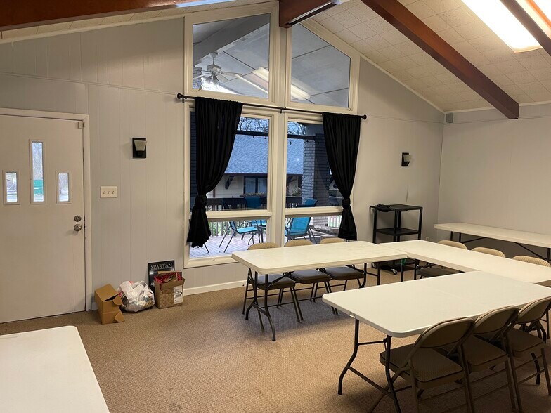 More Photos Of 5075 Main St, Spring Hill Freestanding For Lease