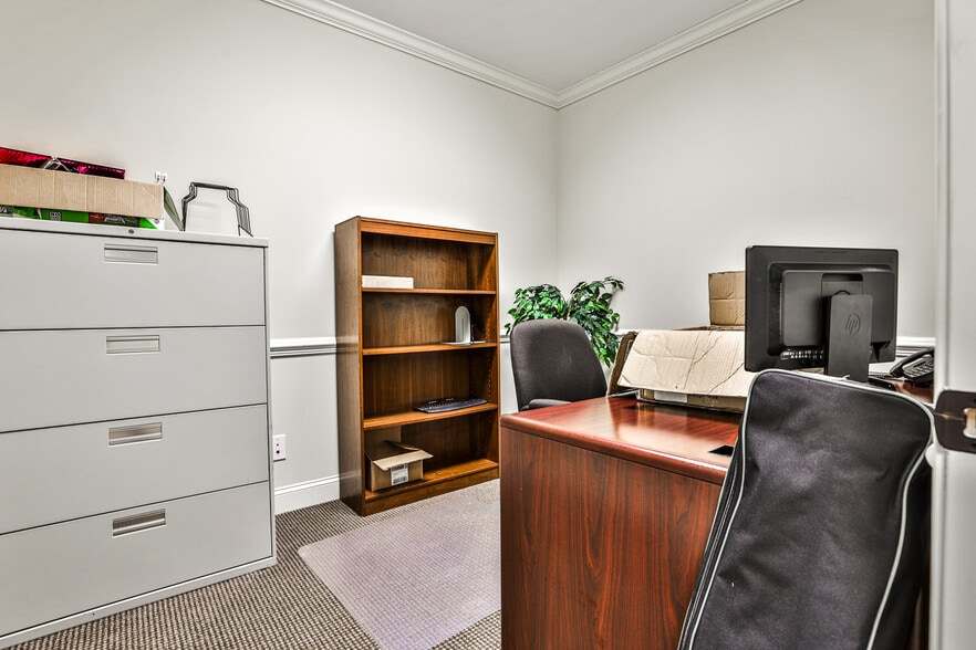More Photos Of 1905 Woodstock Rd, Roswell Office For Lease