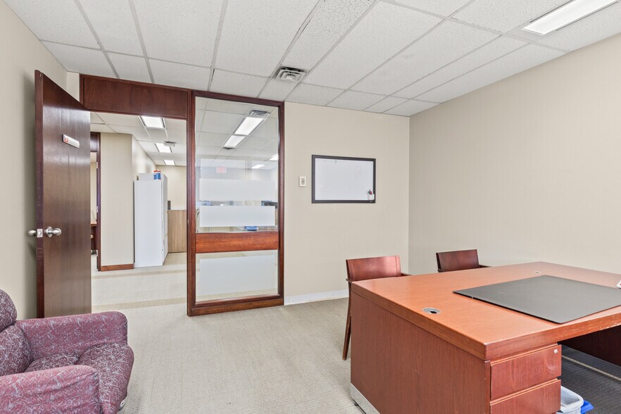 More Photos Of 478 Bernard Av, Kelowna Office For Lease