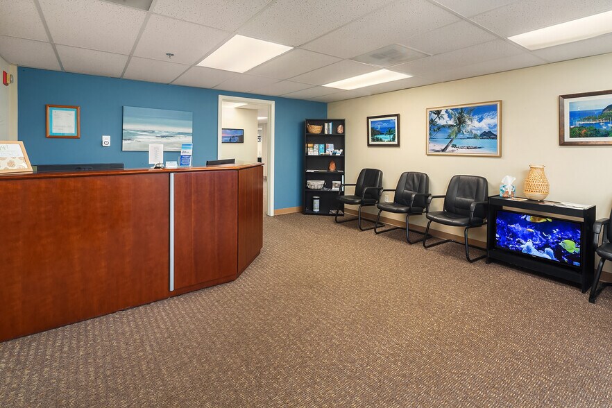 More Photos Of 504 Holly Dr, Edmonds Office For Sale