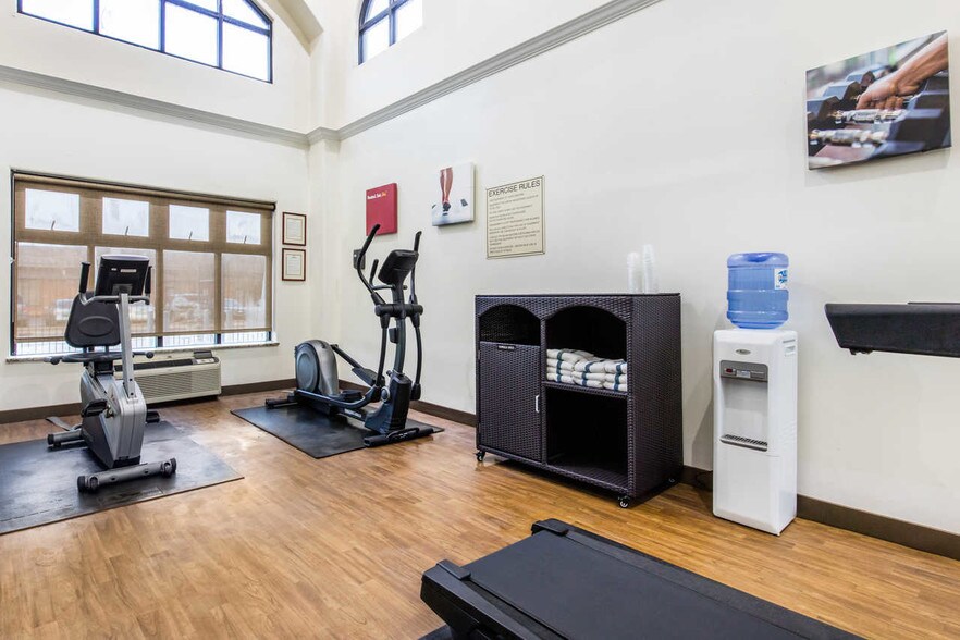 More Photos Of 4225 American Way, Memphis Hotel For Sale