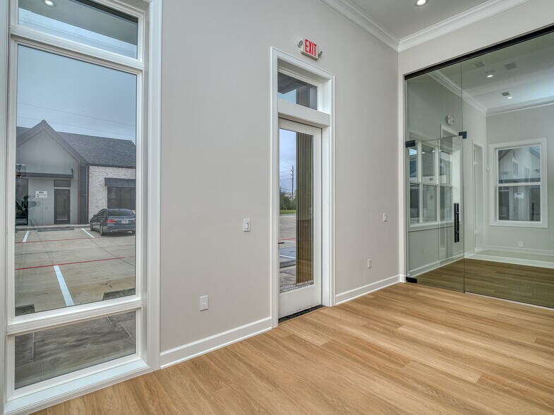 More Photos Of 1325 Main St, Katy Office For Sale