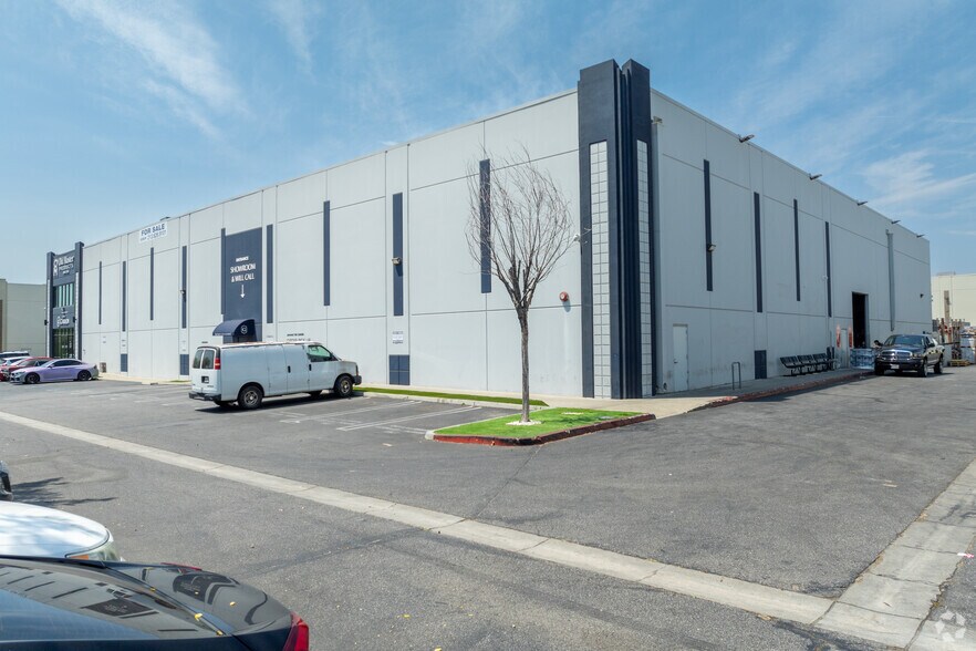 More Photos Of 7751 Hayvenhurst Ave, Van Nuys Warehouse For Sale