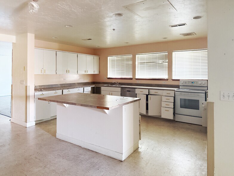 More Photos Of 9350 SE Taylor St, Portland Healthcare For Sale