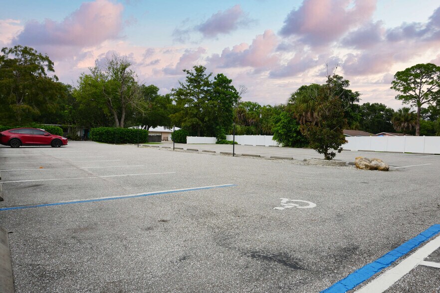 More Photos Of 1617 S Tuttle Ave, Sarasota Medical For Sale