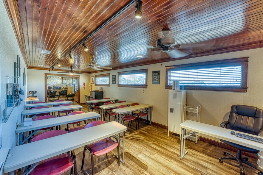 More Photos Of 320 Southland Dr, Burnet Office For Sale