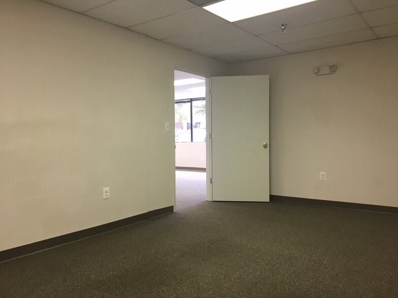 More Photos Of 503 Carlisle Dr, Herndon Flex For Lease