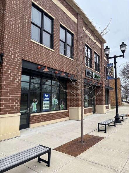 More Photos Of 440 E Hawley St, Mundelein Storefront Retail Office For Lease