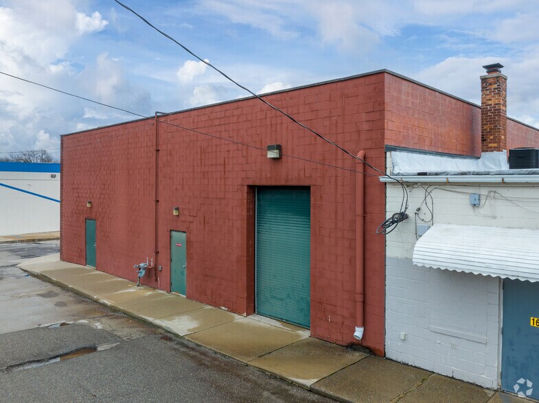 More Photos Of 1660 Fort St, Lincoln Park Bar For Sale