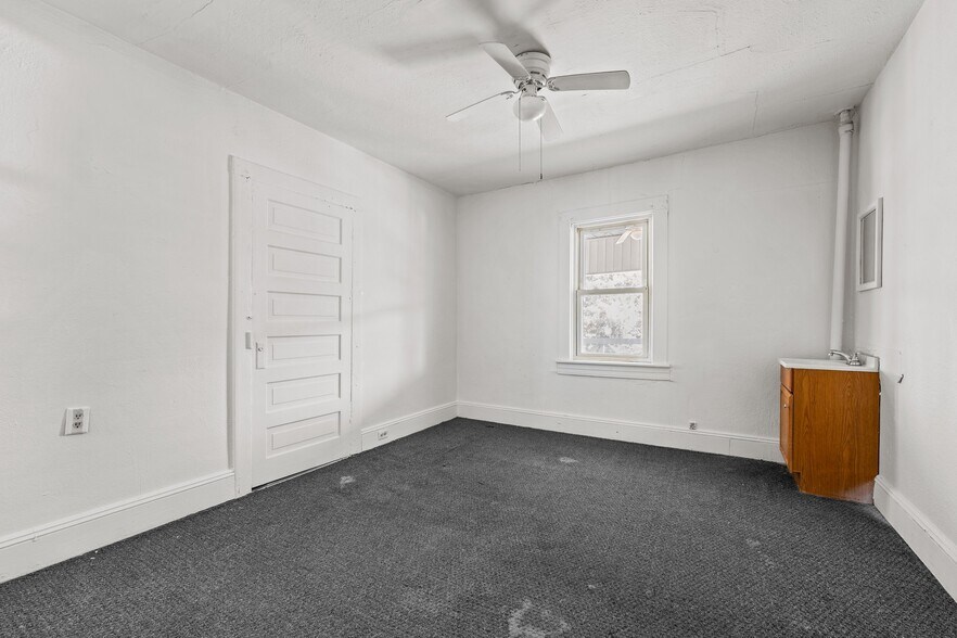 More Photos Of 421 Vine St, Eden Hotel For Sale