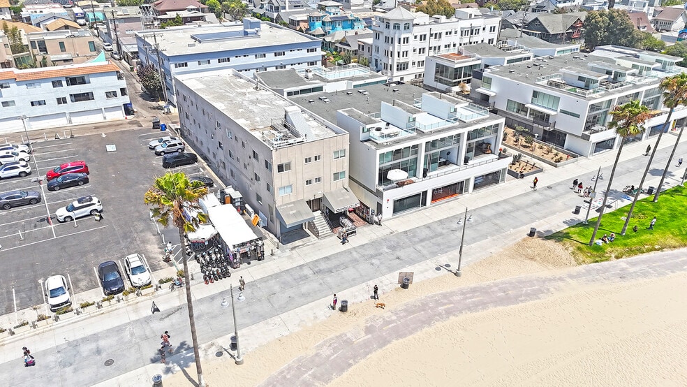 More Photos Of 613 Ocean Front Walk, Venice General Retail For Lease
