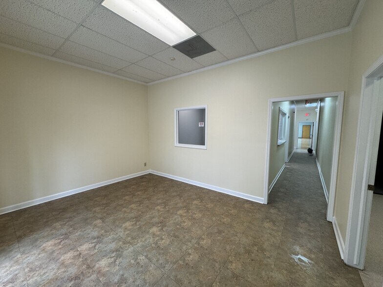 More Photos Of 139 Woodfield Dr, Macon-Bibb Light Distribution For Lease