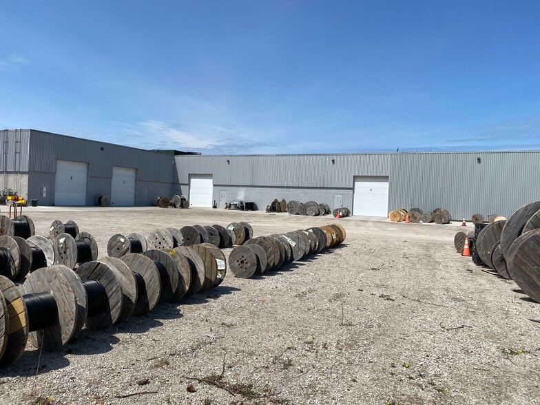 More Photos Of 301 Croft Dr, Windsor Distribution For Sale