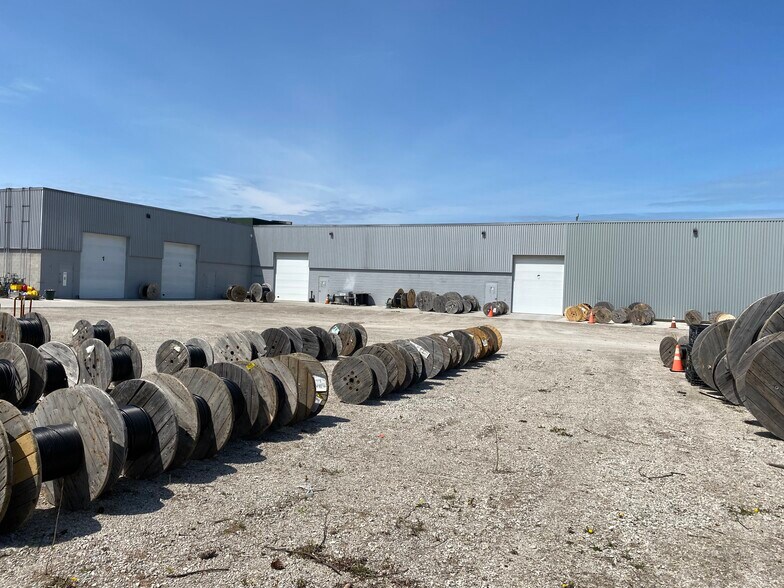 More Photos Of 301 Croft Dr, Windsor Distribution For Lease