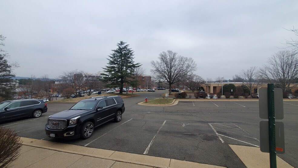 More Photos Of 555 Hospital Dr, Warrenton Office For Sale