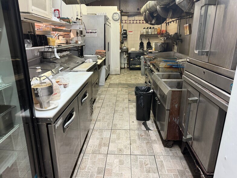 More Photos Of 704 Janette Dr, Vandalia Restaurant For Lease