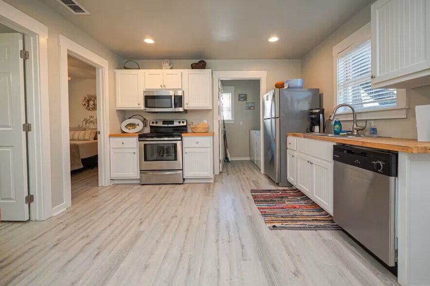 More Photos Of 5481 Highway 35 N, Rockport Specialty For Sale