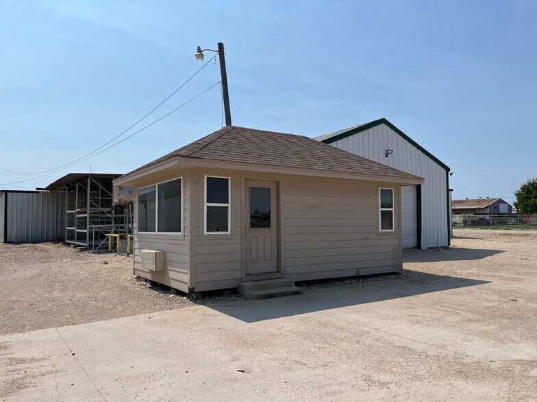 More Photos Of 1520 La Salle Ave, Waco Manufacturing For Lease