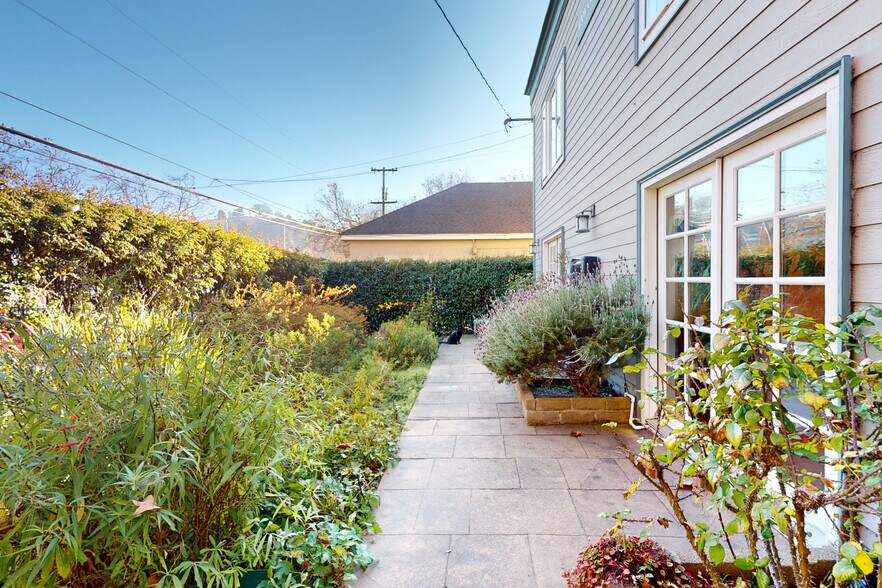 More Photos Of 54 Railroad Ave, Richmond Office Residential For Sale