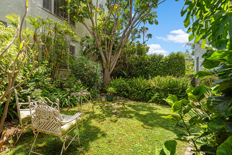 More Photos Of 1040 S Longwood Ave, Los Angeles Apartments For Sale