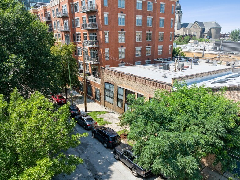 More Photos Of 942-944 W Huron St, Chicago General Retail For Sale